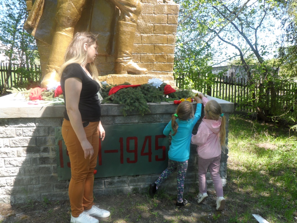 возложение цветов в честь умершего участника ВОВ Сапрыгина Георгия Прокопьевича